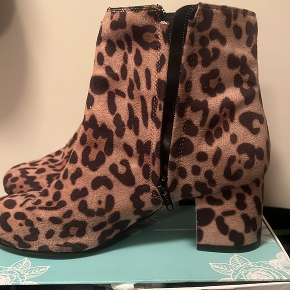 Women’s heeled booties. Animal print. Size 8. - Picture 2 of 2